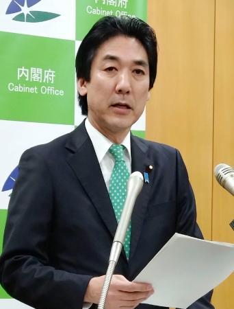 就任記者会見で発言する城内経済財政相＝２２日午前、東京都千代田区
