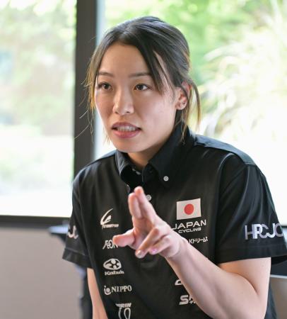 自転車トラック種目の世界選手権開幕を前に、意気込みを語る佐藤水菜＝２１日、サンティアゴ（共同）