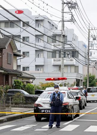 入所者の女性２人が死亡した事件があった老人ホーム（奥）＝１５日、埼玉県鶴ケ島市