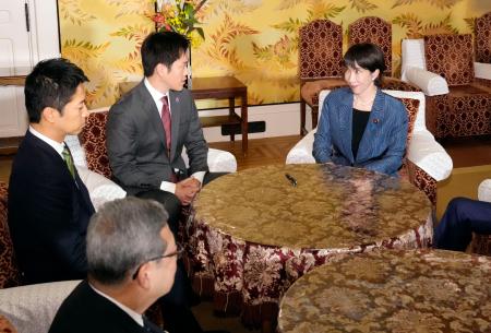 連立政権合意書への署名を前に会談する自民党の高市総裁（右端）と日本維新の会の吉村代表（右から２人目）＝２０日、国会