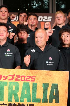 ファンを集めたイベントで選手とポーズをとるラグビー日本代表のジョーンズ・ヘッドコーチ（手前右）＝２２日、東京都千代田区