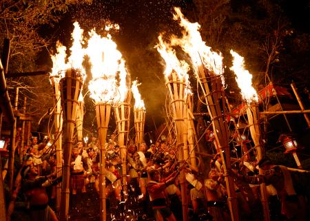 京都市左京区の由岐神社一帯で行われた奇祭「鞍馬の火祭」＝２２日夜