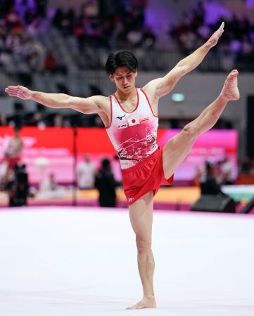 男子個人総合決勝　橋本大輝の床運動＝ジャカルタ（共同）