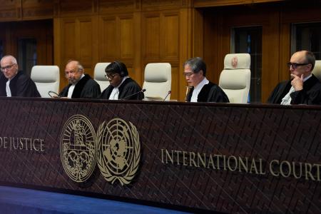 イスラエルの国際法上の義務について勧告的意見を言い渡す国際司法裁判所の岩沢雄司所長（右から２人目）＝２２日、オランダ・ハーグ（ＡＰ＝共同）
