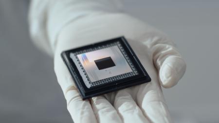 米グーグルの量子コンピューター用チップ「ウィロー」（同社提供）