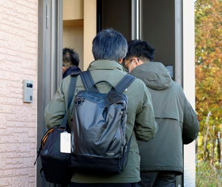 「ノースサファリサッポロ」の運営会社「サクセス観光」の取締役自宅へ家宅捜索に入る北海道警の捜査員＝２３日午前、札幌市