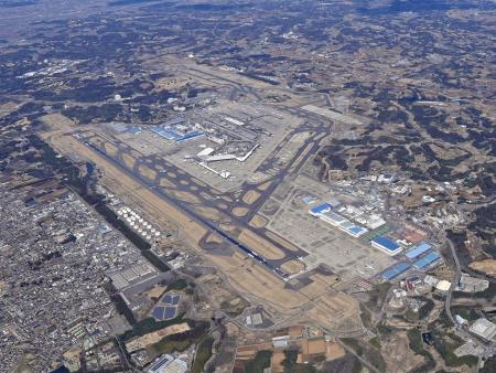 滑走路の新設や延伸が進められる成田空港＝２０２４年３月
