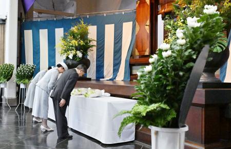 東京都慰霊堂の霊殿前に供花し、一礼される天皇、皇后両陛下と愛子さま＝２３日午後、東京都墨田区（代表撮影）