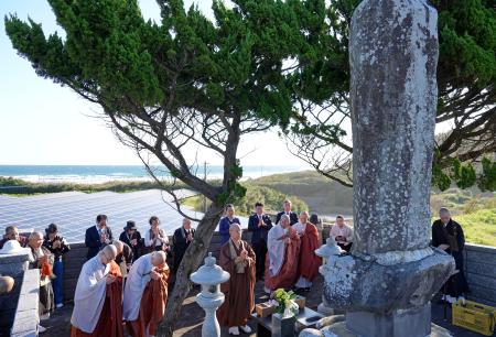 長崎県壱岐市で営まれた、朝鮮半島出身者らの引き揚げ船沈没事故の慰霊祭＝２３日午前