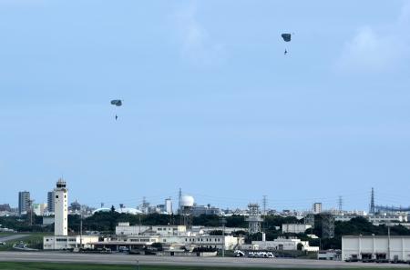 米空軍が沖縄県の嘉手納基地で実施したパラシュート降下訓練＝２３日午後