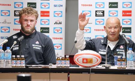 記者会見するラグビー日本代表のジョーンズＨＣ（右）とディアンズ＝２３日、東京都内