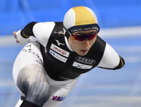 スピードスケートの全日本距離別選手権を前に、公式練習で滑走する高木美帆＝エムウェーブ
