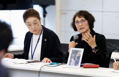 立憲民主党の会合に出席した高橋まつりさんの母幸美さん。左は「全国過労死を考える家族の会」代表世話人の寺西笑子さん＝２３日午後、東京都千代田区