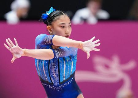 女子個人総合決勝　岸里奈の床運動＝ジャカルタ（共同）