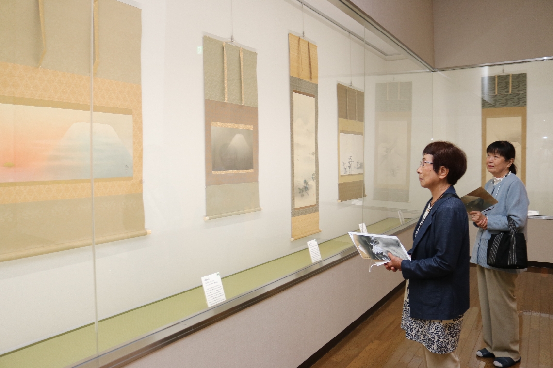 後期から展示されている下村観山の「朝陽富岳」など＝日出町川崎の二階堂美術館