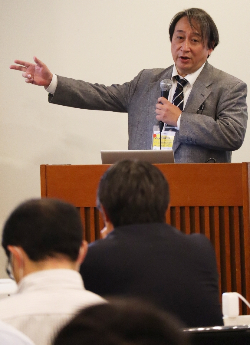 速度ごとの死亡・重傷率について研究結果を発表する福山大の関根康史准教授＝１７日、北九州市