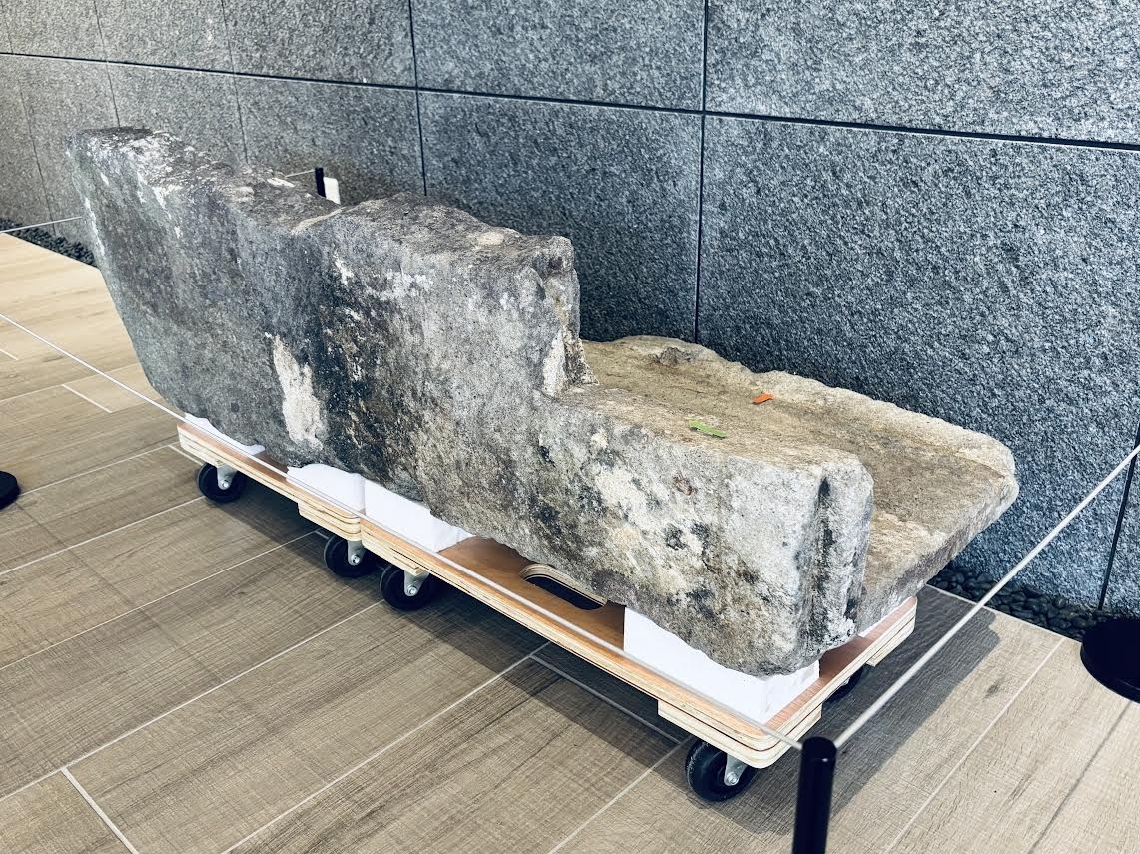 Ｕ字溝のような形の水道管「石樋」