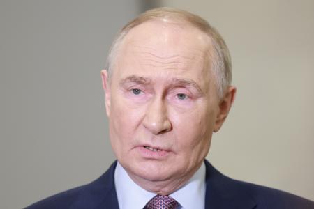 ２３日、モスクワで記者団の質問に答えるロシアのプーチン大統領（タス＝共同）