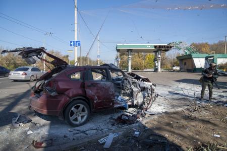 ロシアの無人機攻撃で記者ら２人が死亡した現場＝２３日、ウクライナ東部ドネツク州（ゲッティ＝共同）