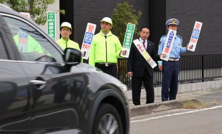 「ながら運転」の撲滅を呼びかける則竹崇智さん（右から２人目）ら＝２４日午前、愛知県一宮市
