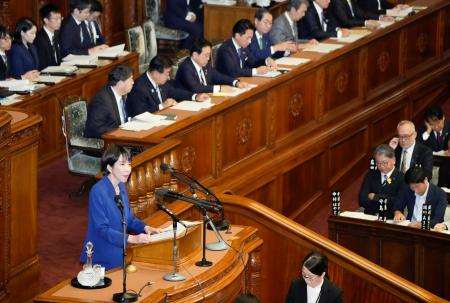 衆院本会議で就任後初めての所信表明演説をする高市首相＝２４日午後