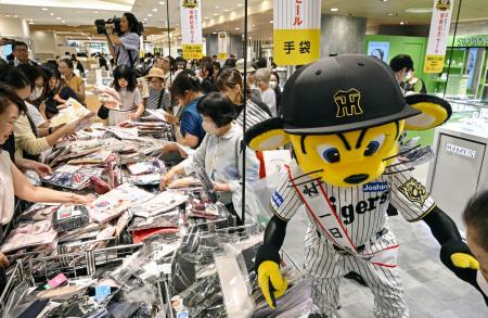 阪神百貨店梅田本店の「祝　阪神タイガース優勝記念セール」。球団マスコットのトラッキーも参加した＝９月８日、大阪市北区