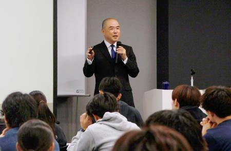 東海学院大で学生らに講演する岐阜県警の三田豪士本部長＝２４日午前、岐阜県各務原市