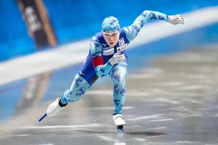 女子５００メートルで滑走する吉田雪乃。３７秒５０で優勝した＝長野市エムウェーブ