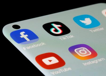 スマートフォン上に表示されるフェイスブックなどのアプリのロゴ（ロイター＝共同）