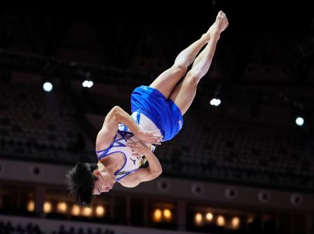 男子種目別床運動決勝　演技する南一輝＝ジャカルタ（共同）