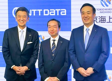 記者会見で撮影に応じる、「ＮＴＴデータライフデザイン」の浜口雅史社長（中央）ら＝２４日午前、東京都千代田区