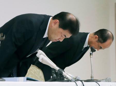 記者会見で謝罪するかんでんエンジニアリングの大久保昌利社長（手前）ら＝２４日午後、大阪市北区
