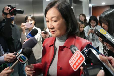 報道陣に囲まれる新民党主席の葉劉淑儀氏＝２２日、香港（共同）