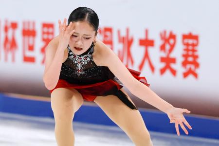 女子ＳＰ　演技する渡辺倫果＝重慶（共同）