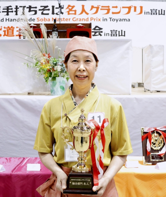 「第１回世界手打ちそば名人グランプリｉｎ富山」で、総合部門の名人に輝いた早田そのみさん＝２５日午後、富山市