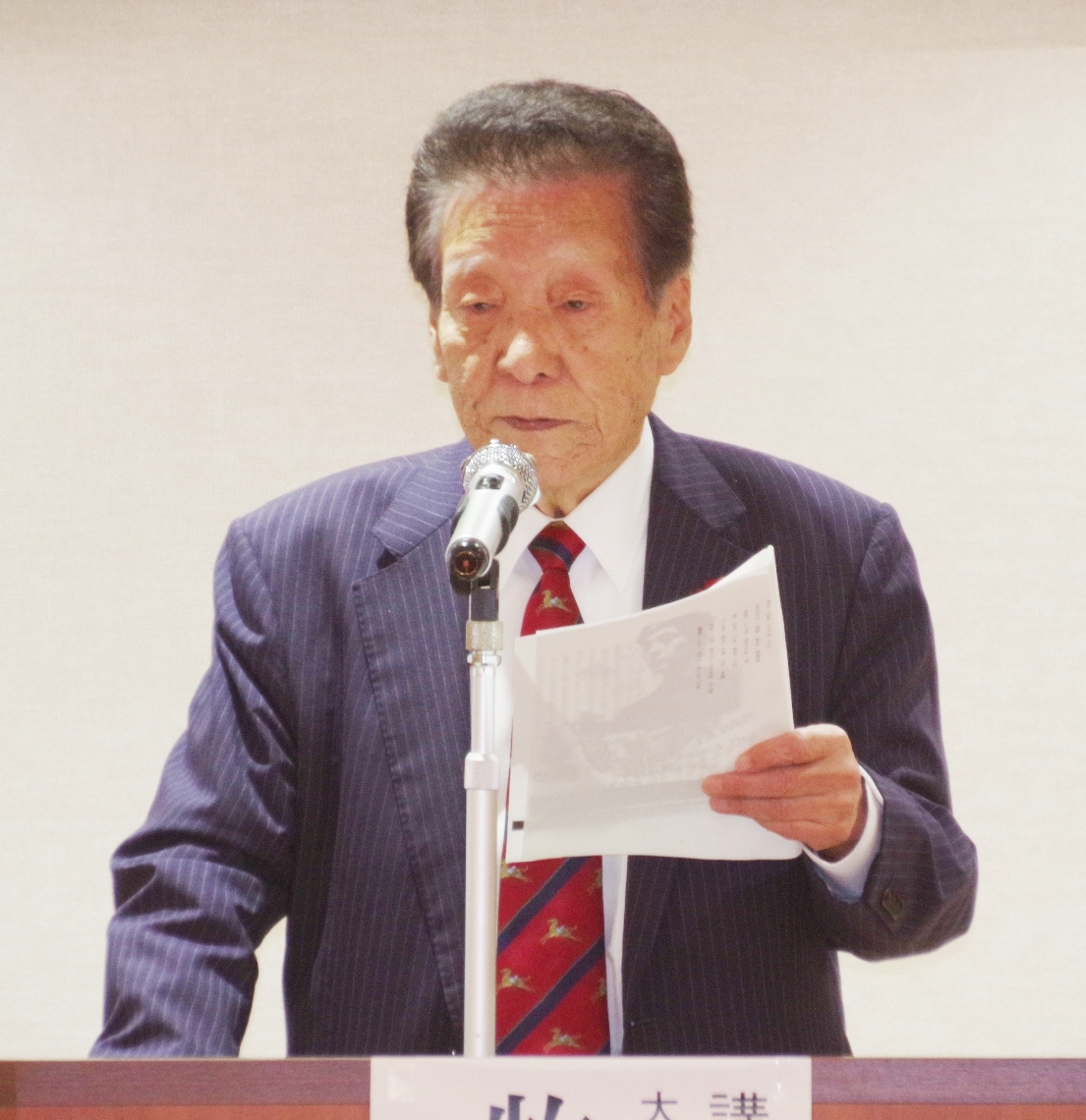 アルメイダについて講演する牧達夫会長＝２５日、大分市内