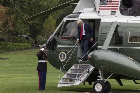 米大統領専用ヘリ、マリーンワンから降りるトランプ大統領＝９月、ホワイトハウス南庭（ゲッティ＝共同）