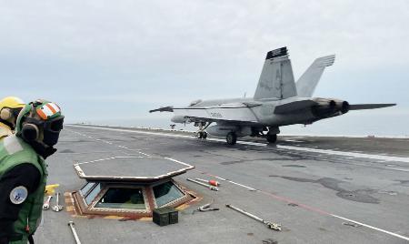 米空母ジェラルド・フォードから発艦する戦闘機＝２０２３年、大西洋沖