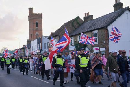 難民申請者のホテル滞在政策に反対する人たち＝８月３１日、ロンドン（ＡＰ＝共同）