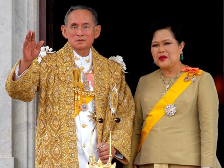 タイのプミポン国王（左）とシリキット王妃＝２００６年６月、バンコク（ロイター＝共同）