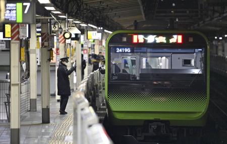 ＪＲ池袋駅を出る山手線品川行きの最終電車＝２０２１年１月
