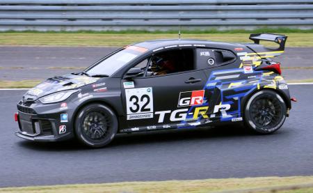 コースを走るトヨタ自動車が開発中の新型スポーツカー「ＧＲヤリスＭコンセプト」＝２５日午前、岡山県美作市の岡山国際サーキット