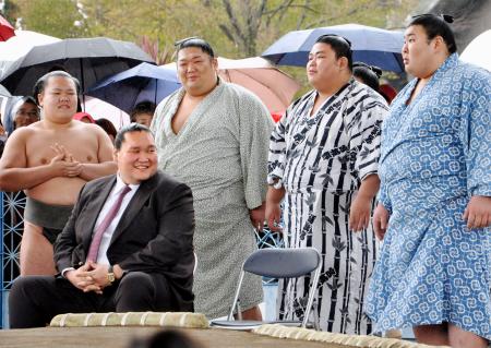 寄贈した相撲場での出張稽古で笑顔を見せる伊勢ケ浜親方（左から２人目）＝２５日、横浜市