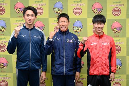 全日本競歩高畠大会の前日記者会見でポーズをとる（右から）吉川絢斗、勝木隼人、高橋和生＝２５日、山形県高畠町