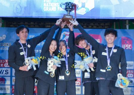 ボルダーで優勝し、喜ぶ安楽宙斗（右端）ら＝福岡県飯塚市