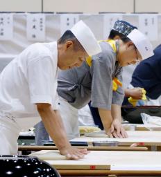 「第１回世界手打ちそば名人グランプリｉｎ富山」で、そばを打つ参加者＝２５日午後、富山市