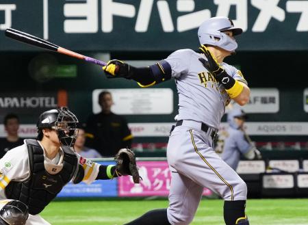 ６回阪神１死三塁、佐藤輝が右中間に適時二塁打を放つ。捕手海野＝みずほペイペイドーム