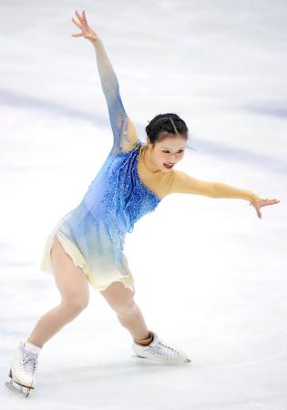女子フリー　演技する河辺愛菜＝山新スイミングアリーナ