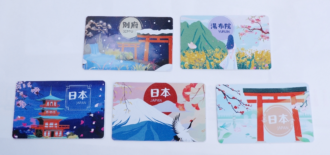 スマートフォンをかざすとデジタルコンテンツが見られるカード。デザインは５種類ある