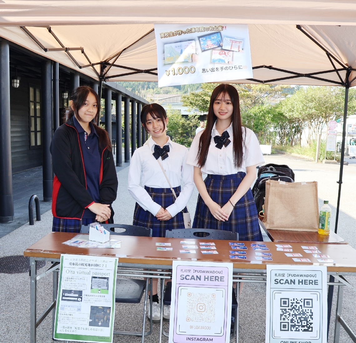 ＪＲ由布院駅前でカードを対面販売する岩田高の３人